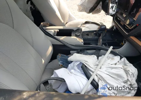 2024 Toyota Grand Highlander Platinum z USA, uszkodzony, nr VIN 5TDAAAB57RS050694